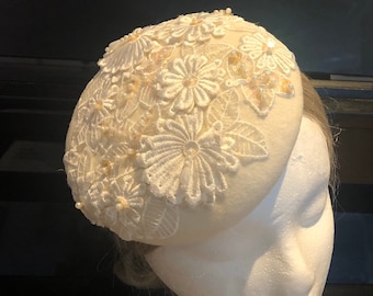 セール アイボリー刺繍レース 100%メリノウール ファシネーターハット - ブライダルレースリボンハット、ピルボックスハット、ラウンドウールファシネーター、結婚式、洗礼式
