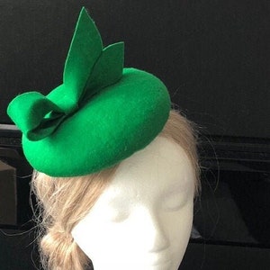 100% Merino Wolle Fascinator Hut - Smaragdgrün Schleifenhut, Pillbox Hut, runder Woll Fascinator