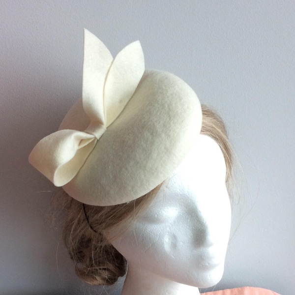 IVORY 100% Merino Wool Fascinator Hat - Ivory Off White Bow hat, pilulier, fascinator laine ronde