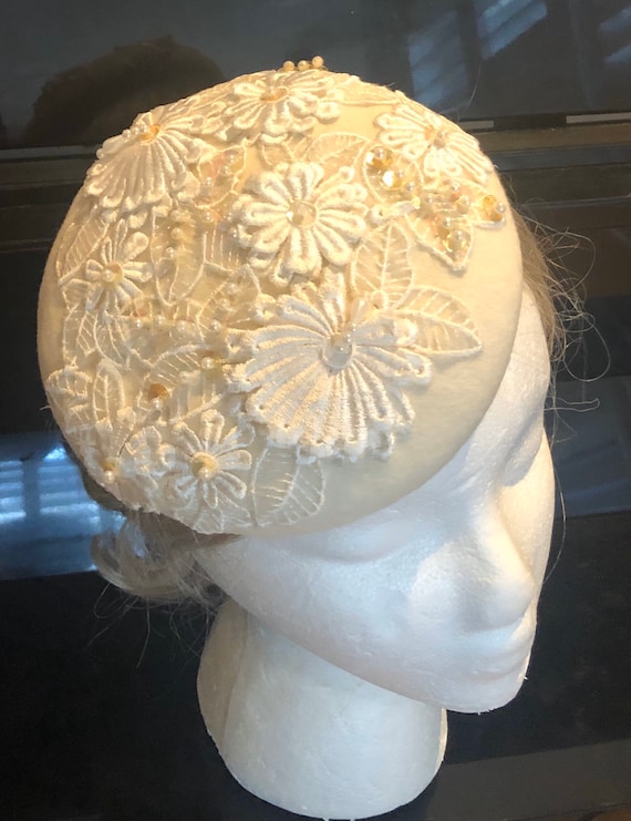 Ivory Cap with Lace Bow Xiaogui - Elegant Lolita Flower Bow Lace Sunhat main image 3