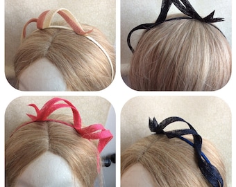 Faixa de cabeça fascinator Sinamay com laços simples - disponível em mais de 10 cores