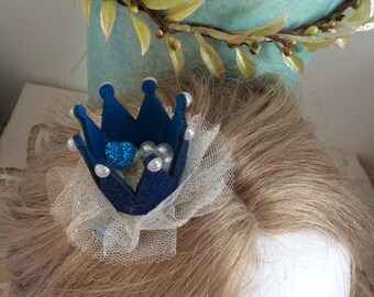 20% DE DESCONTO na promoção - Princesinha: Presilha de cabelo com coroa de pérola e flor de malha minúscula - Festa - Aniversário - Fantasia - Comemoração