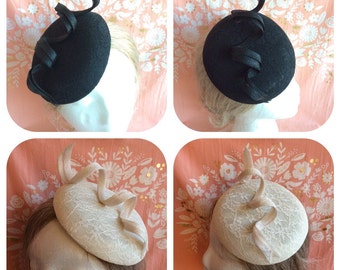 Elegante faixa de cabeça com redemoinhos e laços Sinamay Fascinator coberta de renda - disponível em creme marfim e preto