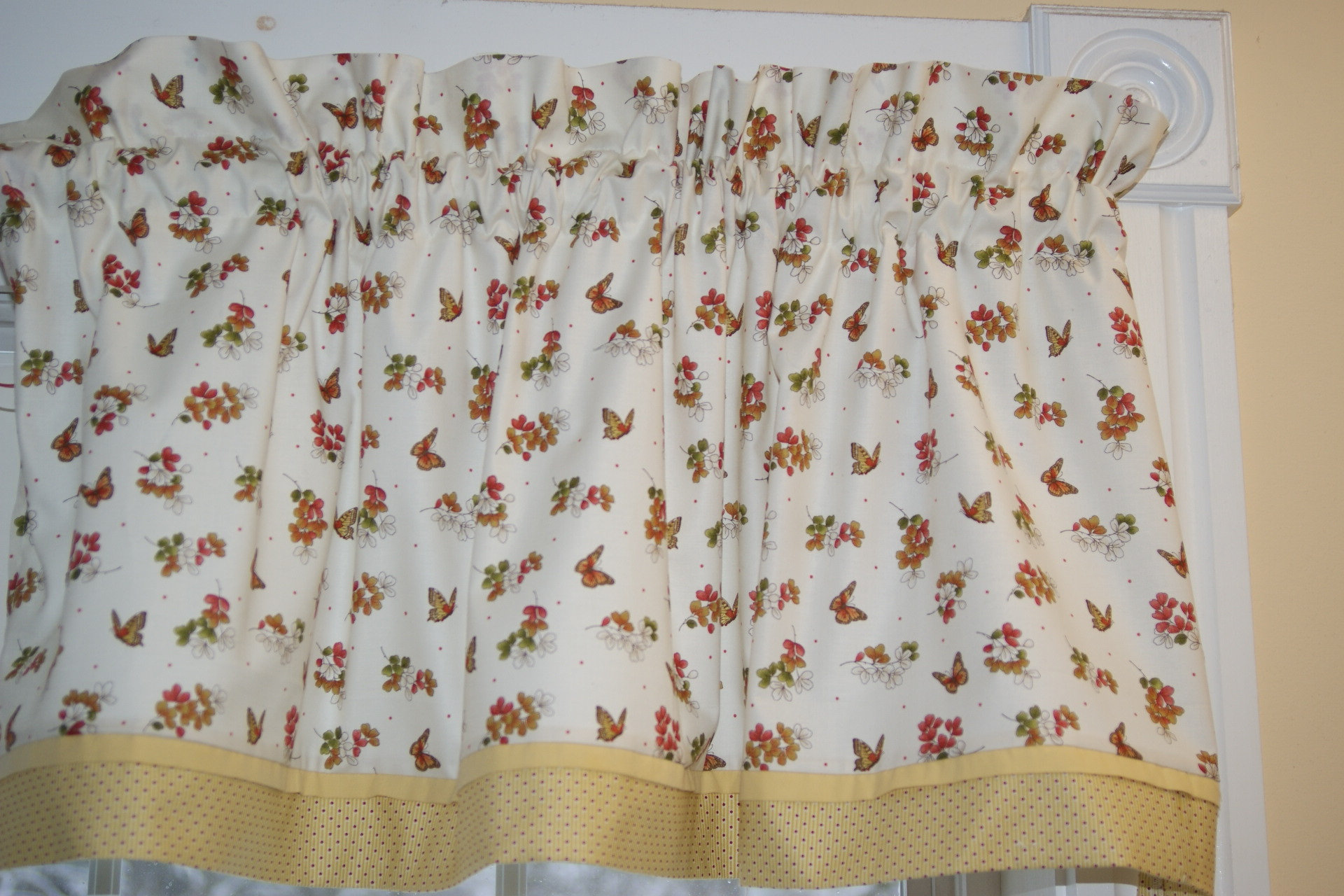 Cenefa de color crema, verde, rojo suave, mariposas y flores Maywood Studios, 17 x 44, para ventanas de baño, dormitorio, cocina y sala de estar.