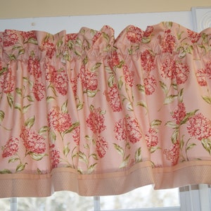 Cortina de varão floral em tons de pêssego e vermelho – 43 x 112 cm (17" x 44") em Esiatex | Cortina feita à mão com acabamento geométrico | Bolso para varão | Cortinas sob medida
