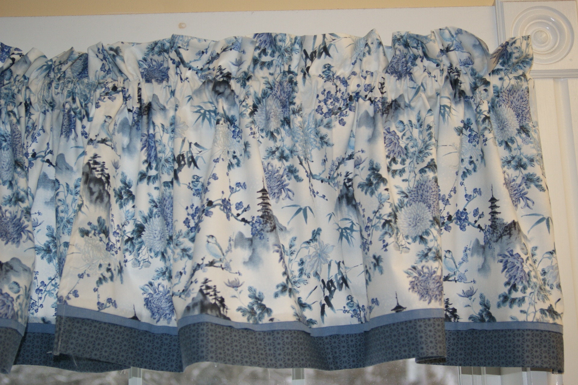 Cortina Azul e Branca 17x44 – Toile Pagoda com Estampa de Pássaro Azul | Cortina com Bolso de Varão Feita à Mão, Tratamento de Janela, Cortinas para Decoração de Casa