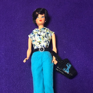 1993er Reproduktion einer Original 1958er Schwarzhaar-Barbie mit coolem Sammel-Outfit, passendem Geldbeutel, passenden Schuhen und passendem Kunststoffständer