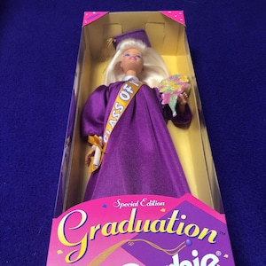 Klasse von 1997 Special Edition Graduation Barbie von Mattel (NIB, NRFB)