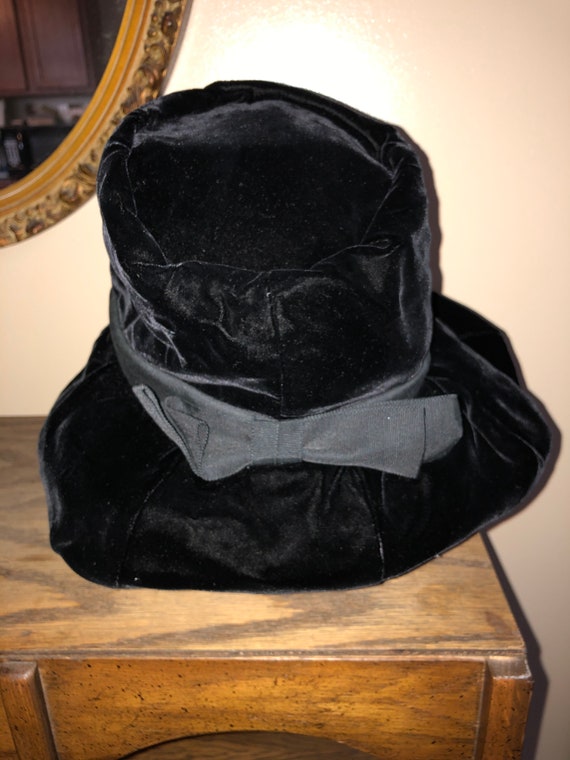 Vintage 1950's Gimbals Black Velvet Hat - image 3