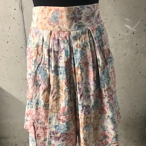 Jeffrey & Dara Sportswear 1980er 1990er Jahre Faux-Rock Plissee Damen Vintage High-Waisted Floral Shorts - Größe 10
