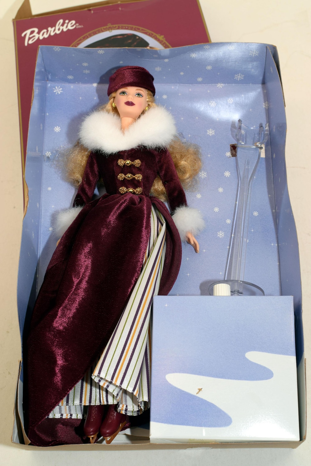 Bambola Barbie pattinatrice sul ghiaccio vittoriana bionda del