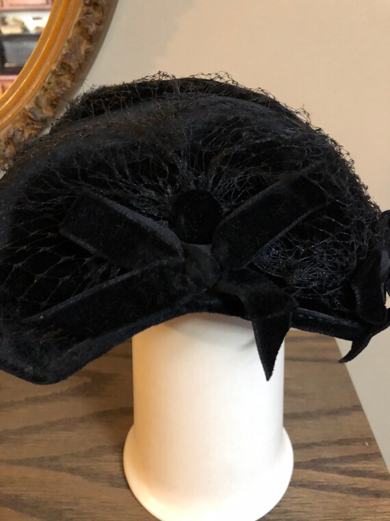 Vintage 1950's Black Velvet and Feather Hat - image 5