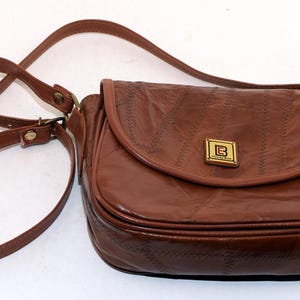 Cartera cruzada con múltiples bolsillos de piel color miel y coñac con diseño retro Y2K de la década de 1990 para mujer, con diseño de abejas y parches de imitación, fabricada en Corea