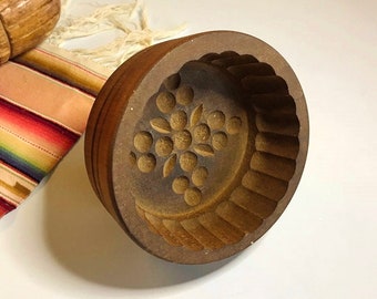 AnTIQUE BERRIES BuTTER MOLD, PriMiTiVE FoLK ART AmERiCANA, TrEENWARE carved WooD, Butter PreSS StAMP, FLUtEd eDgE, Kitchen Decor, Mom's Gift