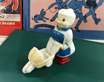 Déambulateur NORA l'infirmière en soins infirmiers avec un landau, grand-mère en plastique poussant une poussette pour bébé, décoration de chambre de bébé vintage jouets pour enfants, marX Toys, MyTesoros