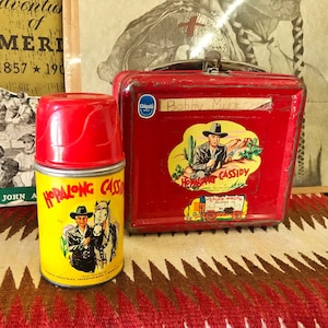 LONCHERA HOPALONG CASSIDY CON TERMO, CAJA DE METAL ROJA VINTAGE, TERMO ALADINO CON TAPÓN, WESTERN, década de 1950, COLECCIONABLES PARA NIÑOS