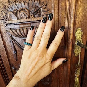This ZUNI SNAKE EYES RiNG is kinda fabulous.  It came out of a Tucson trading post and is a Fred Harvey era Treasure!  It's sterling and has 5 turquoise snake eyes.  Tiny round raindrops adorn  the sides of the ring.  Size 4-1/2.  Original patina left.

ZUNI SNAKE EYES is a masterful lapidary style originally developed by Zuni Pueblo artists around the 1930s and 1940s. It's one of the most incredibly labor-intensive and meticulous techniques in Native American jewelry making.