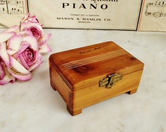 SMALL WOOD JeWELRY BOX, VinTage 4" WeDDING RiNG KeePSAke TrinKeT BoX, GLENNi MiCHiGAN SouveniR, FooteD, HinGed Top, Brass Fold over ClasP