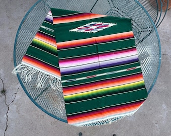 Zielony meksykański koc Saltillo Serape, antyczny południowo-zachodni, tkany bieżnik, lata 30. XX w., wzór diamentowy z paskami, 26" x 60", frędzle 6"