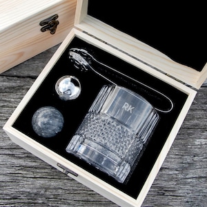 Personalised Groomsmen Spinning Scotch Glass Set – Engraved Bourbon Glass with Whiskey Stones – Wedding Gift in Custom Wooden Box