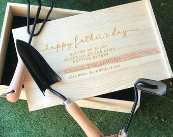 Father’s Day Personalised Garden Tool Box – Engraved Wooden Box with 3-Piece Tool Set – Gift for Dad, Grandpa or Gardener