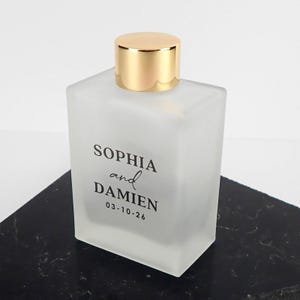 10-200 Personalised Wedding Bottle Favour – Custom Printed Frosted Glass with Name & Date – Groomsmen Bridesmaid Guest Gift Bomboniere