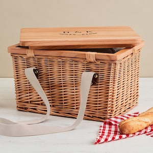 Personalised Picnic Basket – Insulated Cooler Hamper with Engraved Wooden Lid – Custom Wedding, Birthday or Outdoor Gift Idea