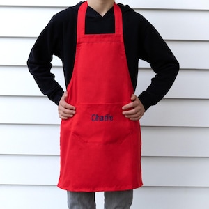 Personalised Kids Red Apron – Custom Cotton Apron with Embroidered Name – Gift for Children Aged 4–8 Who Love Cooking or Baking