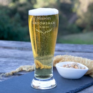 Groomsman Beer Glass – Personalised Engraved Pint with Name and Title – Custom Gift for Wedding Party, Best Man or Usher – 425ml Glass