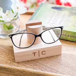 Personalised Reading Glasses Stand – Engraved Wooden Holder for Birthday Christmas Housewarming – Nightstand Desk Organiser Gift Him Her