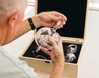 Personalised Globe Whiskey Decanter Set – Engraved Gift Box with Etched Decanter and Glasses – Birthday or Father’s Day Gift for Him