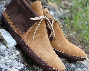 Bota feminina de cano curto em camurça bicolor com franjas