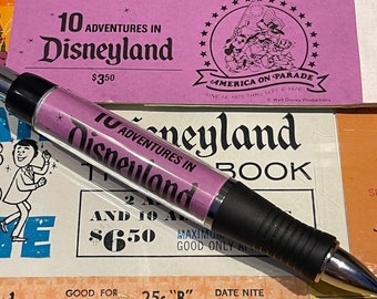 Stylo à bille fabriqué avec une authentique couverture arrière de carnet de billets Disneyland vintage de juin 1975