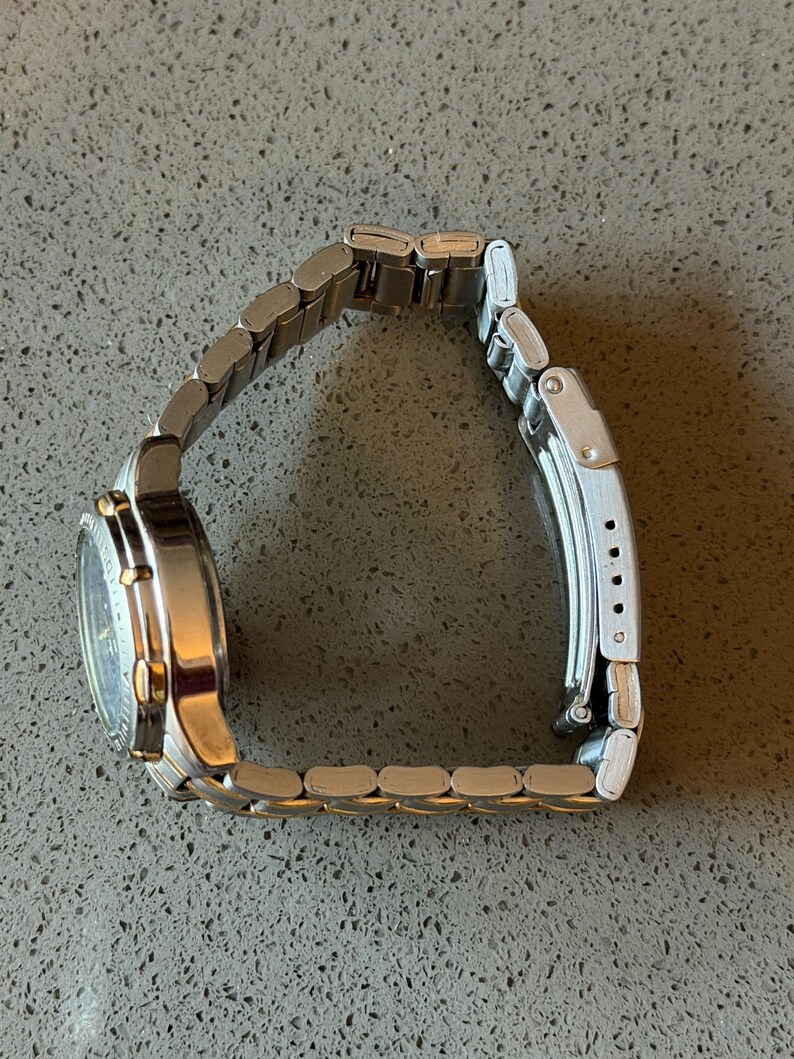 Vintage Gold & Silver Mickey Mouse Metal Band Bracelet Style Watch with Date afbeelding 4