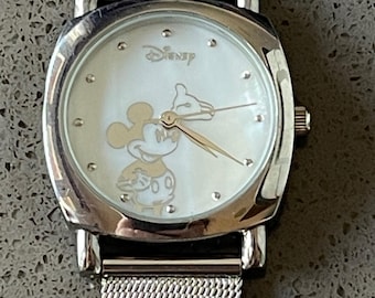 Nuevo reloj vintage de Mickey Mouse con esfera de nácar y correa de malla metálica plateada.
