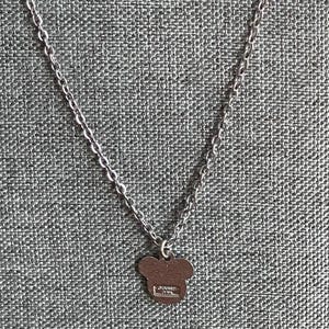 Pode incluir: Colar prateado com um pequeno pingente em forma de Mickey Mouse. O pingente &eacute; de cor s&oacute;lida e tem uma argola para a corrente. A corrente &eacute; feita de pequenos c&iacute;rculos ligados.