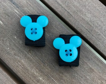 Protectores de orejas de diadema azul sobre negro