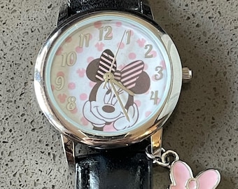 Nuevo reloj vintage de Minnie Mouse con lunares rosas y dije de lazo.