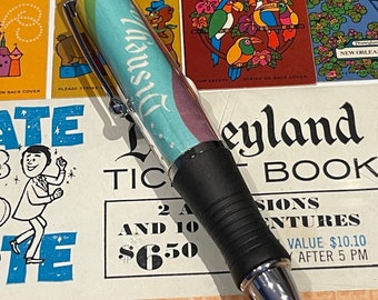 Stylo à bille fabriqué avec un authentique sac à provisions Disneyland vintage