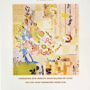 Puede incluir: Un edredón de patchwork colorido con un diseño floral de gallina. El edredón, titulado "Hen Rietta" por Laura Heine, muestra una variedad de telas estampadas en amarillo, azul y blanco. La imagen incluye la dirección e información de contacto de Fiberworks.