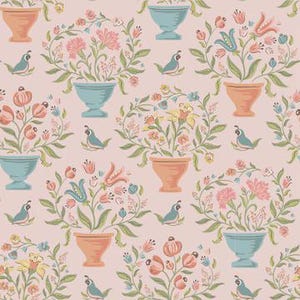 以下が含まれることがあります： 薄いピンク色の背景に、花瓶に入った花の配置、鳥、葉が繰り返されるパターン。花瓶は青とオレンジ色で、花はピンク、黄色、青色です。