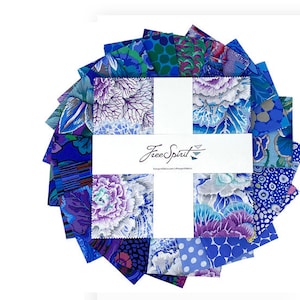 Könnte beinhalten: Ein Pack mit 42 Stoffquadraten mit einer Größe von 12,7 cm in verschiedenen Blautönen, Lila und Weiß mit floralen und geometrischen Mustern. Die Stoffquadrate sind in einem Kreis um eine weiße Karte mit dem aufgedruckten Text "Free Spirit" angeordnet.