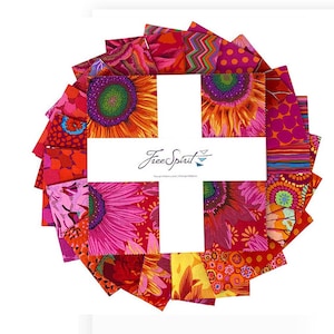 Könnte beinhalten: Ein Pack mit 42 Stoffquadraten mit einer Größe von 12,7 cm, die eine Vielzahl von floralen und geometrischen Mustern in Rot-, Orange-, Rosa- und Gelbtönen zeigen. Die Stoffquadrate sind in einem Kreis um eine weiße Karte angeordnet, auf der der Text "Free Spirit" gedruckt ist.
