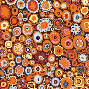 Pode incluir: Um fundo castanho com um padrão repetitivo de círculos coloridos e formas abstratas. Os círculos são em tons de laranja, vermelho, amarelo, azul e roxo. As formas são em tons de rosa, castanho e branco.