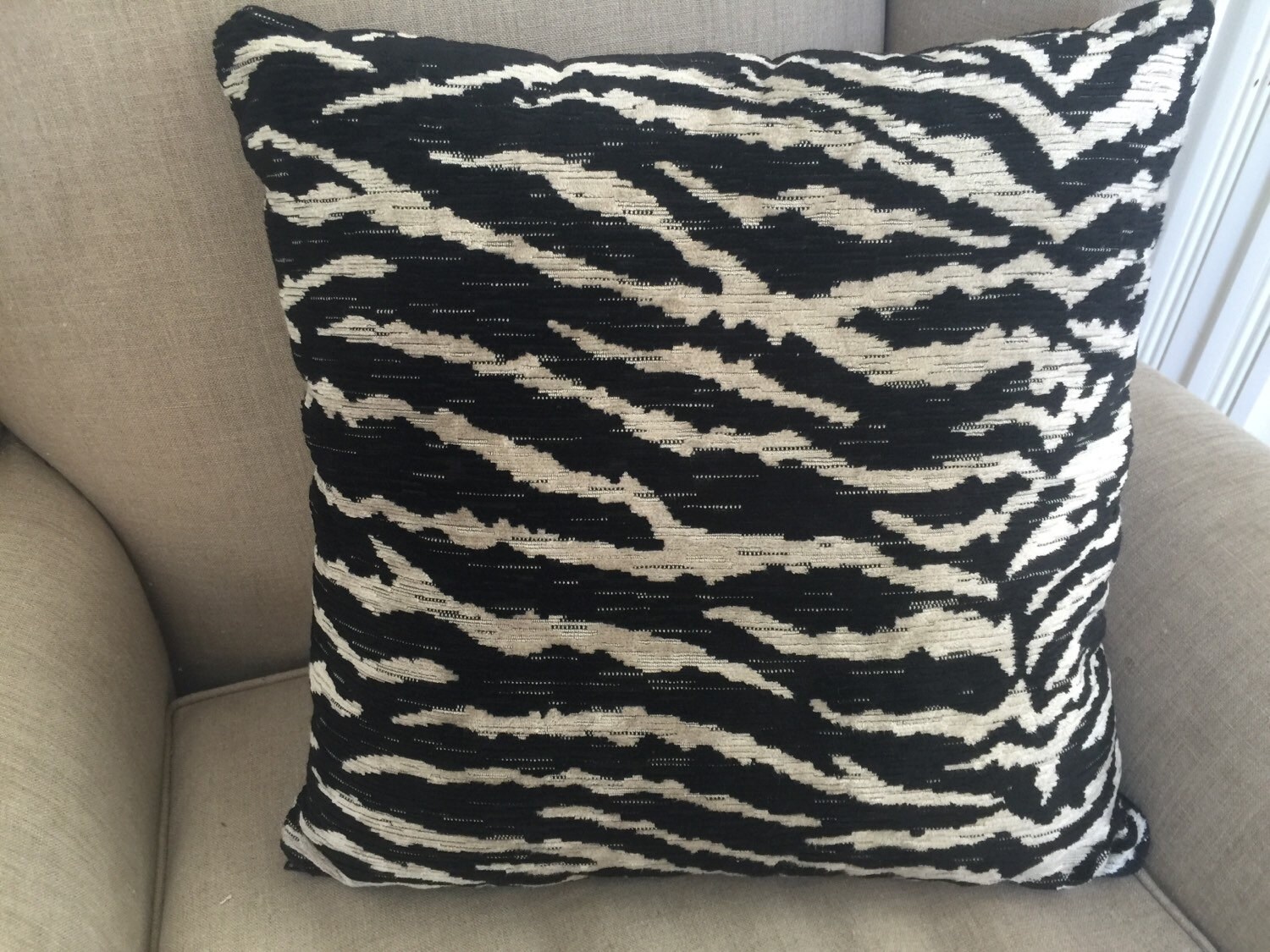 Romo Excellent condition. Farbic abstract floral black cream Cushion Cover ? Romo Excellent condition. Farbic abstract floral black cream Cushion Cover ?