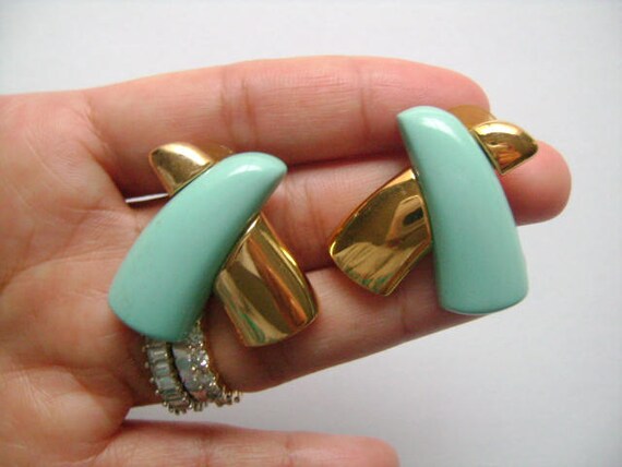 2 Pair Lot Fashion Jewelry Textured Gold Tone Tri… - image 6