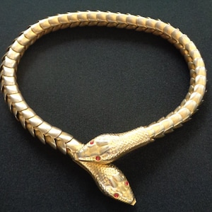 Increíble Art Deco Antiguo PAT PEND Dos Cabezas Chapado Articulado Articulado Serpiente Doble Serpiente Gargantilla Collar Rubí Rojo Cristal Ojos Joyería