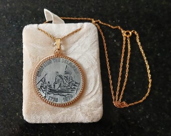 Bicentennial Crossing the Delaware Silver Tone Medallion Pendant Coin With Gold Filled Prong Frame Chain Necklace US Historic Unisex Jewelry
