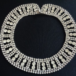 Fancy Old Hollywood Glamour Vintage Prong Setting Round Cut Chaton Rhinestones Crystal Collar Bib Cleopatra Style Necklace Shiny Silver Tone