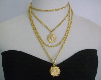 Achetez-en un, obtenez-en un GRATUITEMENT, vous recevrez 2 pièces OUI ! Collier tendance avec chaîne dorée, pendentif double face à breloques visage méduse et étoiles de 35 po. de long